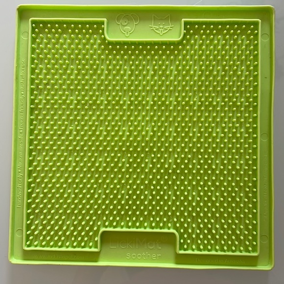 LickiMat Soother Slow Feeder for Dogs & Cats - Picture 1 of 3